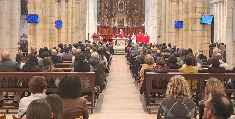 CATÓLICOS EN CANTABRIA – Monseñor Arturo Ros en los Oficios de la Pasión: “En la Cruz, Jesús ha descubierto el amor extremo del Padre, y nos lo muestra con una compasión sin límites”