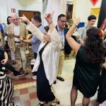 CATÓLICOS EN SEVILLA – LA COMUNIDAD PARROQUIAL COMPARTE UN «PESCAÍTO FRITO» CON MOTIVO DE LA CELEBRACIÓN DE LA FERIA DE ABRIL