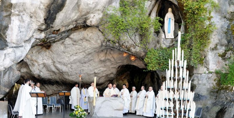 CATÓLICOS EN CANTABRIA – Medio millar de personas participan en la 53 peregrinación diocesana a Lourdes