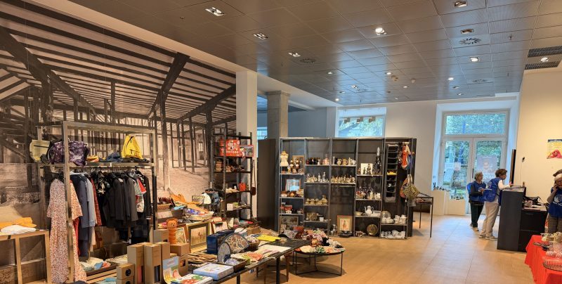 CATÓLICOS EN CANTABRIA – Blanca Renero rinde homenaje a Loli Cobo en la inauguración del rastrillo solidario de Manos Unidas