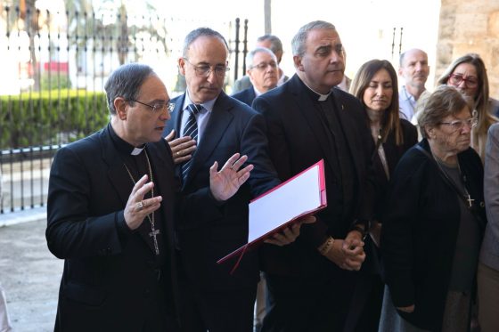 CATÓLICOS EN SEVILLA – Monseñor León bendijo la Puerta del Perdón de Santa María de la Mesa en Utrera