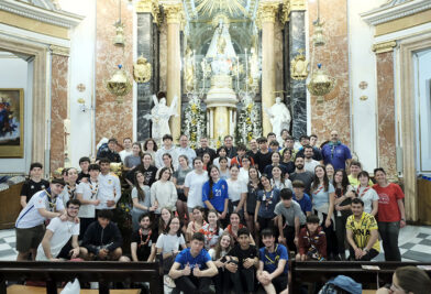 CATÓLICOS EN VALENCIA – Los jóvenes de la peregrinación jubilar de la Provincia Eclesiástica al Santo Cáliz rezan ante la Virgen tras su llegada a Valencia