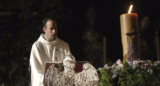 CATÓLICOS EN SEVILLA – El Pregón Pascual, un anuncio jubiloso de la victoria sobre la muerte