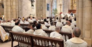 CATÓLICOS EN CANTABRIA – Más de un centenar de sacerdotes diocesanos renuevan sus promesas en la tradicional Misa Crismal