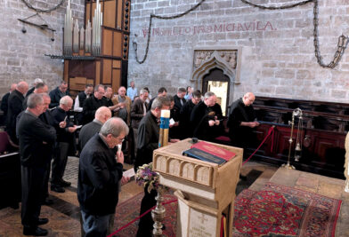 CATÓLICOS EN VALENCIA – Visita de los vicarios episcopales a la capilla del Santo Cáliz