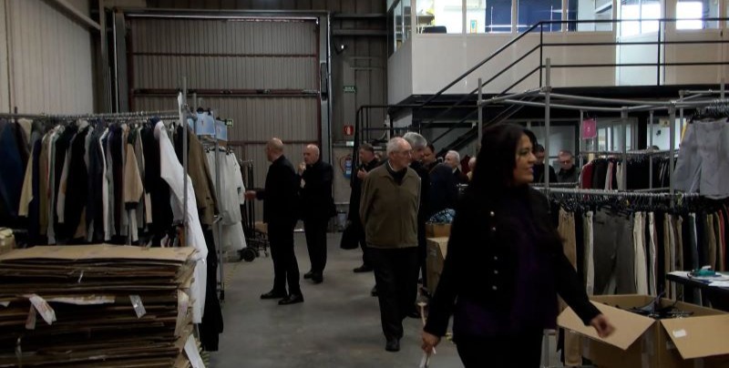 CATÓLICOS EN CANTABRIA – Monseñor Arturo Ros conoce el proyecto textil de Cáritas Diocesana de Santander