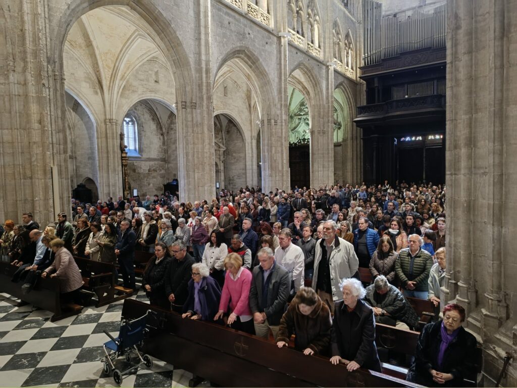 CATÓLICOS DE ASTURIAS – Viernes Santo: «La cruz es símbolo del amor de Dios»