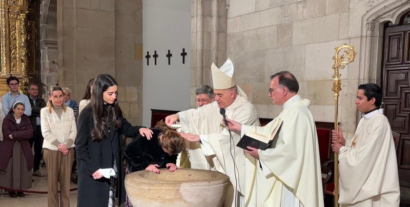 CATÓLICOS EN CANTABRIA – Dos jóvenes reciben los sacramentos de la iniciación cristiana en la Vigilia Pascual