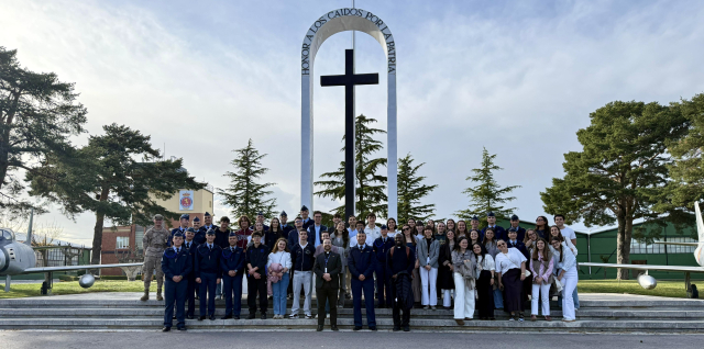 ARZOBISPADO CASTRENSE – Encuentro formativo y cultural en la Base Aérea de León: juventud, historia y experiencia compartida