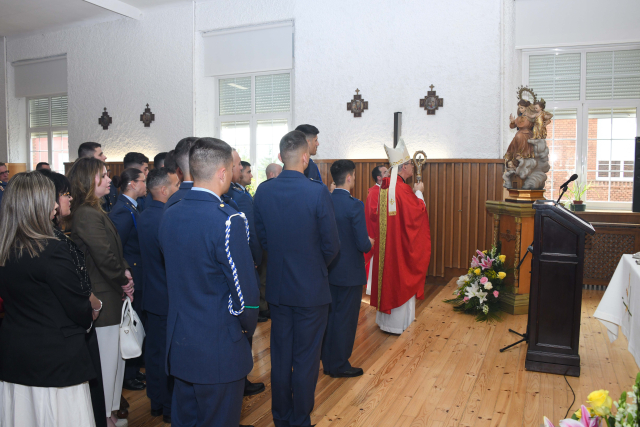 ARZOBISPADO CASTRENSE – Más de una veintena de jóvenes reciben el sacramento de la Confirmación en la Academia Básica del Aire y del Espacio.