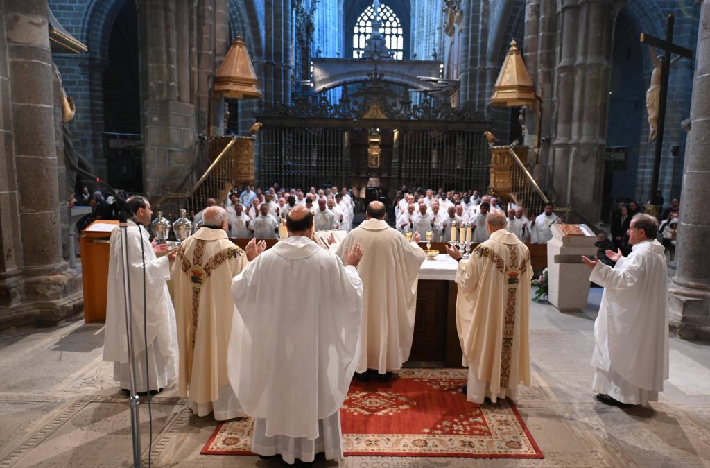 CATÓLICOS EN ÁVILA – “El núcleo del sacerdocio es ser amigos de Jesucristo”, recuerda el obispo en la Misa Crismal