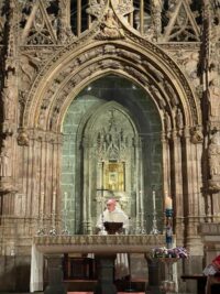 CATÓLICOS EN VALENCIA – La diócesis se une a la convocatoria del Papa a rezar por la Paz, con los jóvenes ante el Santo Cáliz