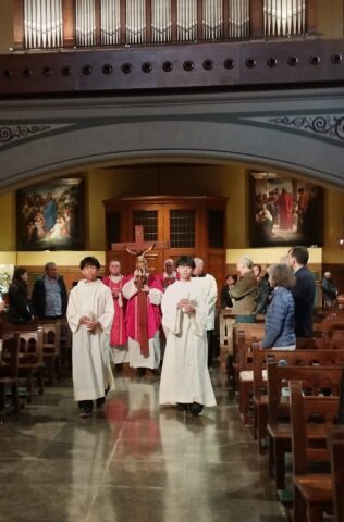 CATÓLICOS EN BARCELONA – Sant Joan ens situa dins de la Passió amb alegria, és la visió positiva de la Creu
