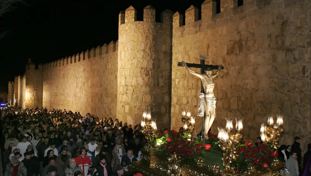 CATÓLICOS EN ÁVILA – En “la noche oscura” de Viernes Santo, los textos de San Juan de la Cruz iluminarán el Viacrucis en la muralla