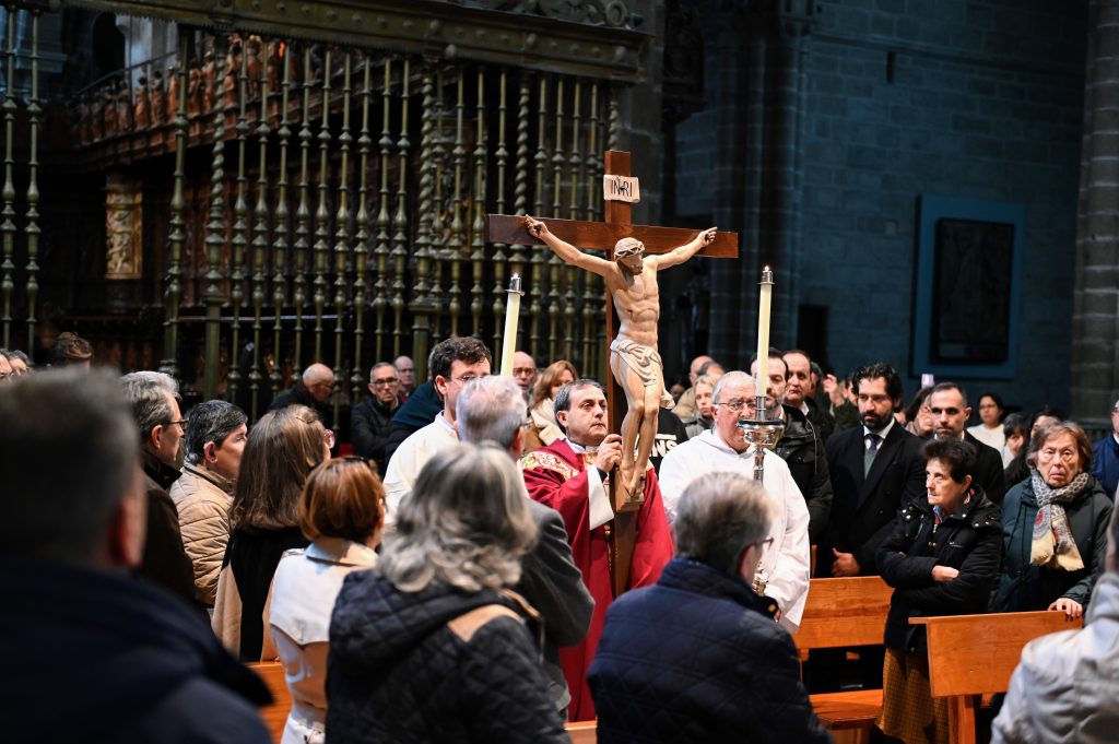 CATÓLICOS EN ÁVILA – “No podemos hablar de vida cristiana sin la cruz”