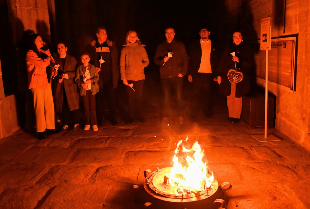 CATÓLICOS EN ÁVILA – Dos nuevos cristianos en la Vigilia Pascual de la Catedral, signo de la vida nueva en Cristo