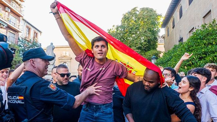 Tradicionalismo – Charo-Ñetas agreden a Vito Quiles por intentar entrevistar a Begoño Gómez, la mujer del Presidente «Siete Votos»