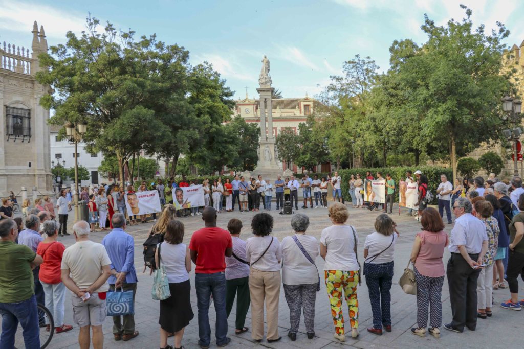 CATÓLICOS EN SEVILLA – Círculo de Silencio en la Plaza de San Francisco
