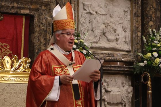 CATÓLICOS EN SEVILLA – Mons. Saiz Meneses en la Vigilia de Pentecostés: «La Iglesia no se renueva con eslóganes, sino con santos»