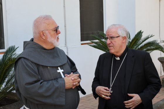 CATÓLICOS EN SEVILLA – El arzobispo comparte jornada de trabajo con los Franciscanos de Cruz Blanca