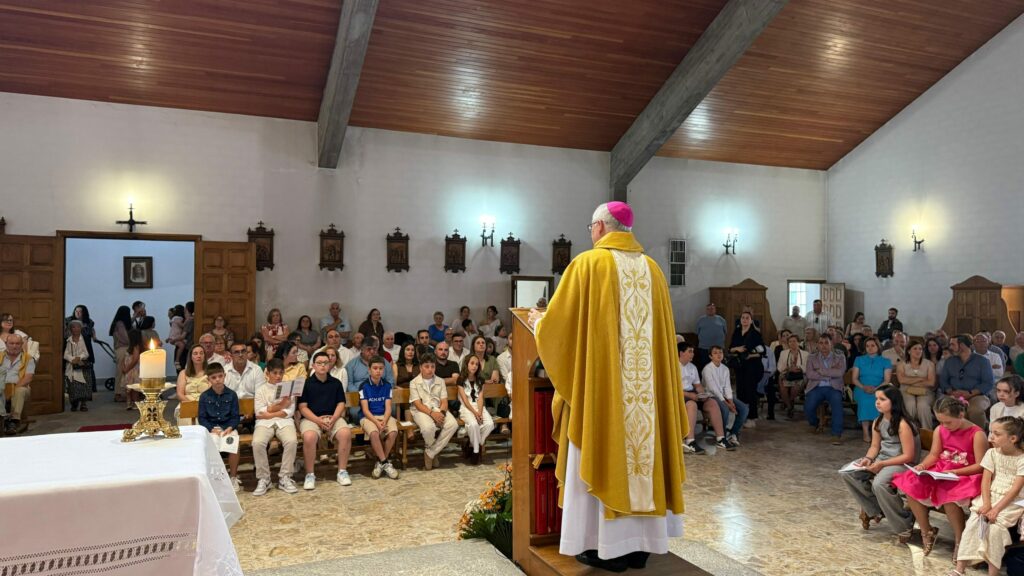CATÓLICOS DE LUGO – El Obispo de Lugo confirma a jóvenes de Antas de Ulla