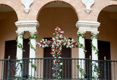 CATÓLICOS EN VALENCIA – Parroquias, colegios, asociaciones culturales y festivas instalan las Cruces de Mayo