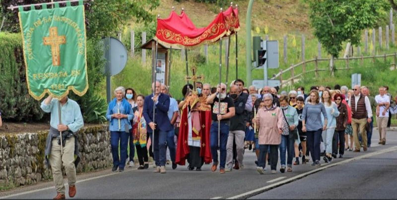 CATÓLICOS EN CANTABRIA – El Lignum Crucis regresa en procesión a Potes en Pentecostés para cumplir con una tradición ancestral