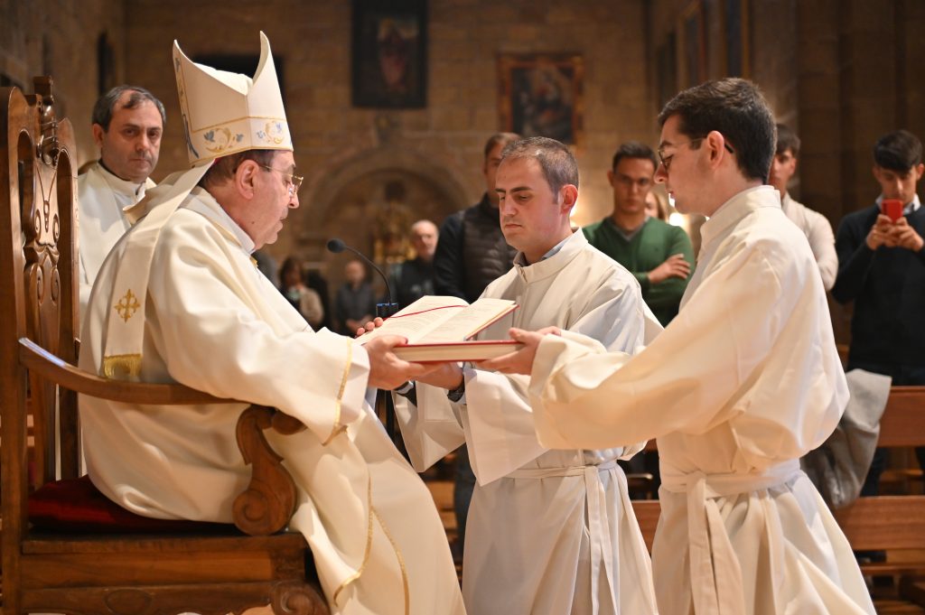 CATÓLICOS EN ÁVILA – El Obispo confiere los ministerios de Acólito y Lector al seminarista Manuel Blázquez