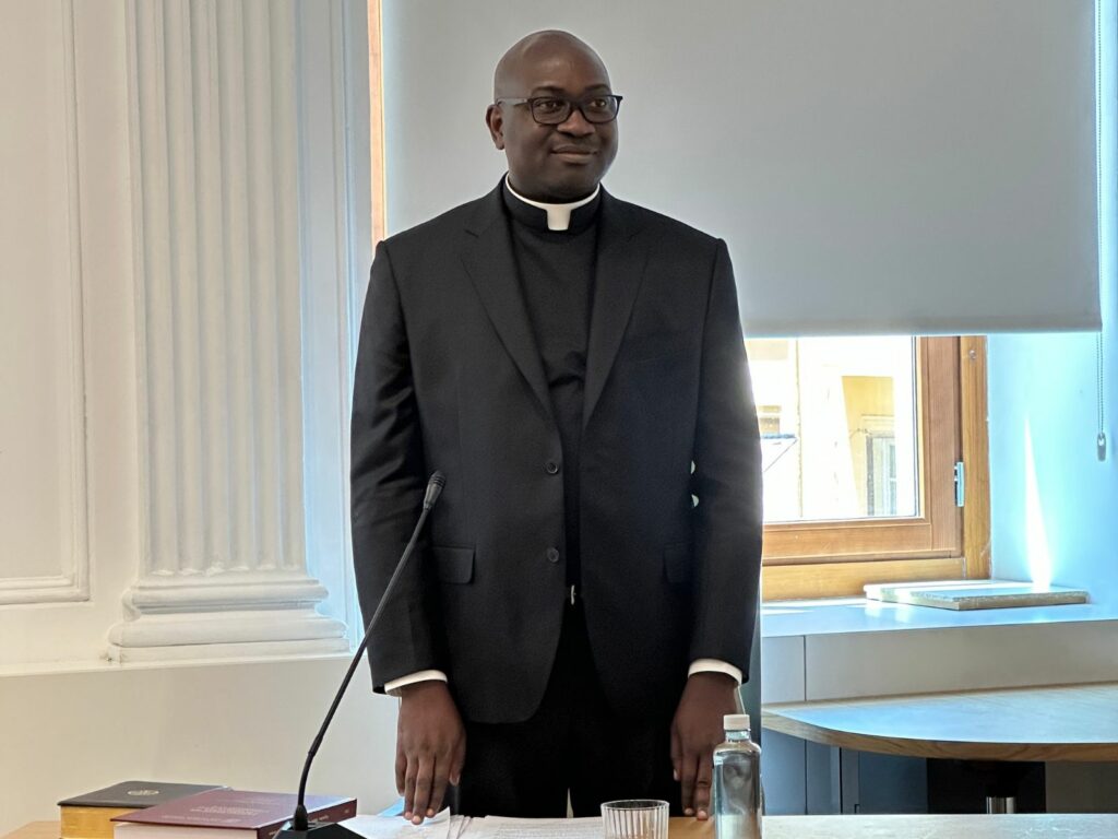 CATÓLICOS EN VALENCIA – Fabrice Coulibaly supera la defensa de su tesis sobre una exégesis de Isaías y Mateo