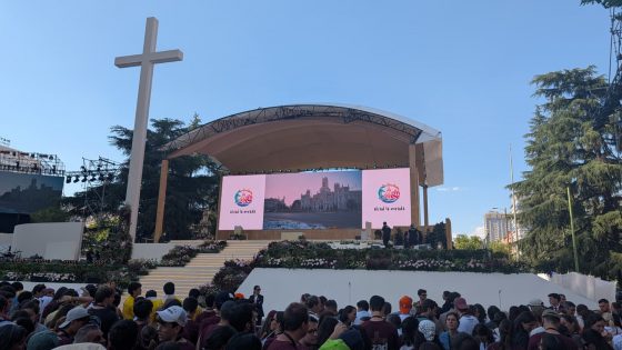 CATÓLICOS EN SEVILLA – El Papa León XIV reunió a miles de jóvenes en una multitudinaria vigilia de oración