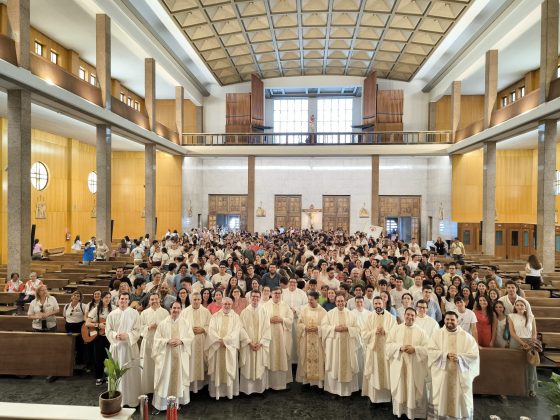 CATÓLICOS EN SEVILLA – Los peregrinos de Sevilla ofrecieron la Eucaristía por los frutos espirituales del viaje apostólico del Santo Padre a España