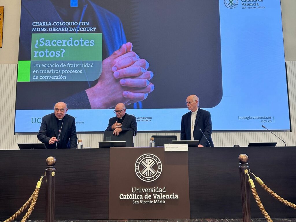 CATÓLICOS EN VALENCIA – Fraterno diálogo con Mons. Gérard Daucourt en la Facultad de Teología de Valencia