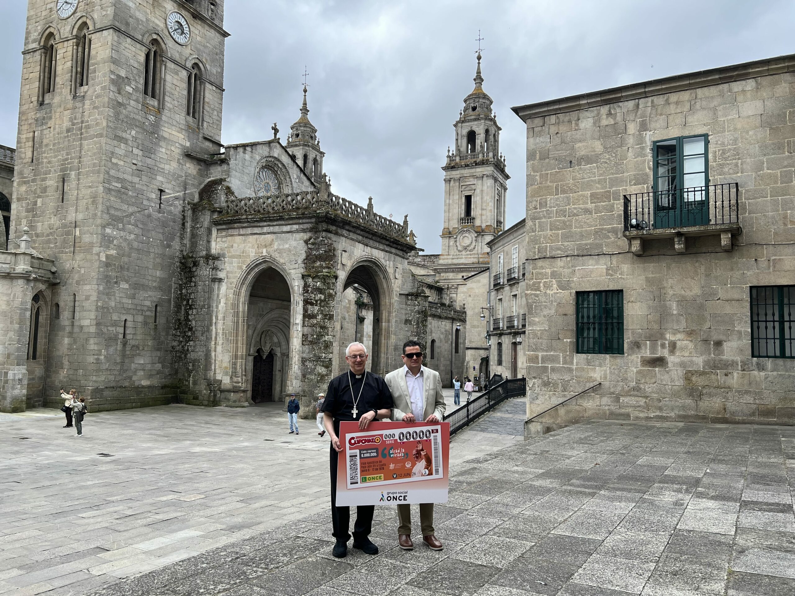 CATÓLICOS DE LUGO – La ONCE presenta al Obispo el cupón de la visita del Papa