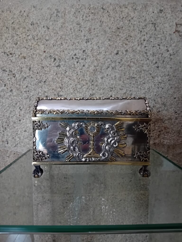 CATÓLICOS DE LUGO – El cofre de la Ofrenda: una catequesis en plata