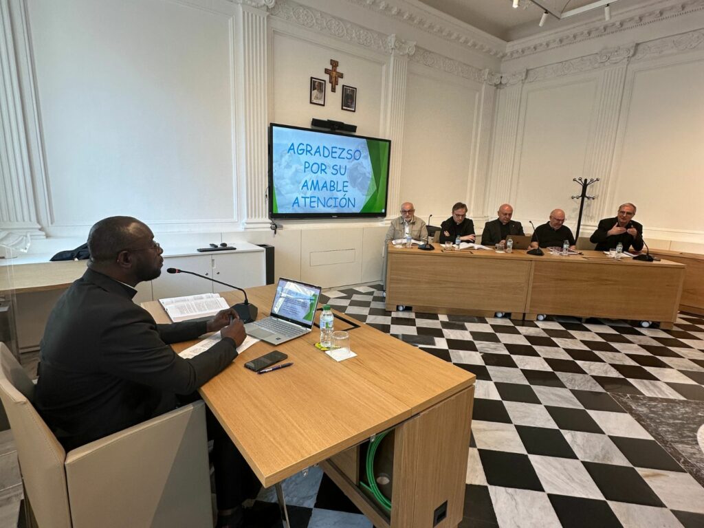 CATÓLICOS EN VALENCIA – Virgile Adingra supera la defensa de su tesis doctoral sobre la doctrina de la «Imago Dei» y el desarrollo humano en Costa de Marfil