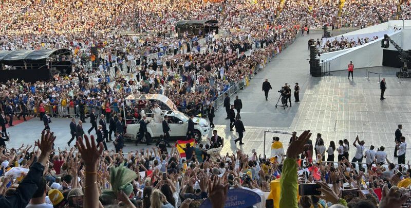 CATÓLICOS EN CANTABRIA – Rafael Rodríguez Ricondo: “Hemos vivido la vigilia de Montjuic muy emocionados, porque el Papa ha bendecido a nuestro hijo”