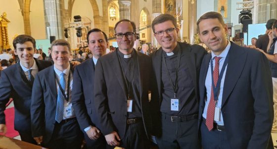 CATÓLICOS EN SEVILLA – Los seminaristas sevillanos acolitan en la misa del Papa en Las Palmas