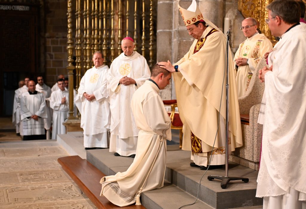 CATÓLICOS EN ÁVILA – Siete años de camino, un sí para siempre: Ismael Peña recibe el diaconado para ponerse al servicio de la Iglesia de Ávila