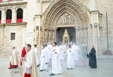 CATÓLICOS EN VALENCIA – La solemne procesión del Corpus Christi recorre las calles del centro histórico, presidida por el Arzobispo