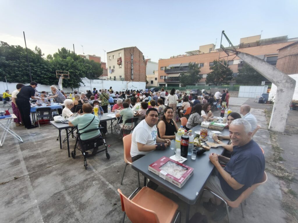 CATÓLICOS EN BARCELONA – La cena de hermandad: celebrando la comunidad en nuestra parroquia