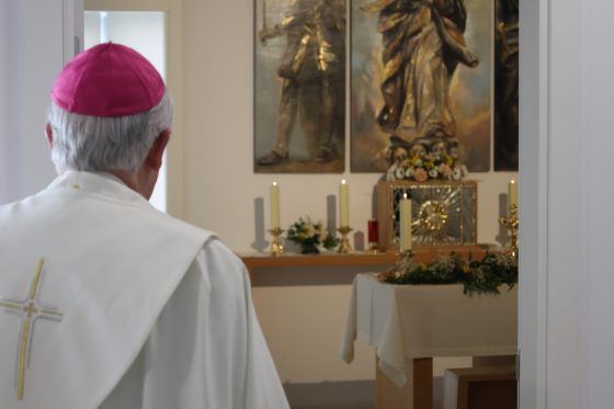 CATÓLICOS EN SEVILLA – Mons. Saiz en la bendición del oratorio de la Universidad CEU Fernando III: «La formación integral del hombre exige abrirse a Dios»