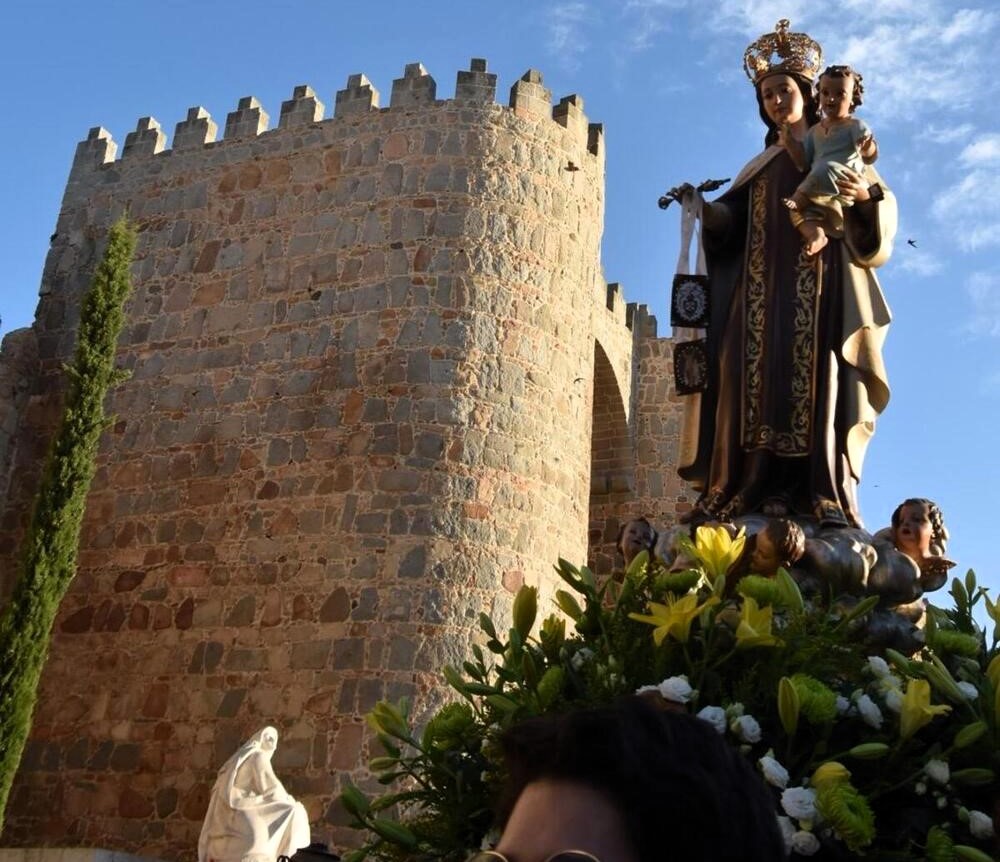 CATÓLICOS EN ÁVILA – La Basílica de Santa Teresa de Jesús vive la Fiesta del Carmen con vísperas, ofrenda floral y jubileo carmelitano