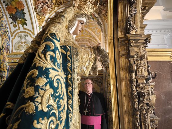 CATÓLICOS EN SEVILLA – El arzobispo bendice el nuevo camarín de la Esperanza de Triana