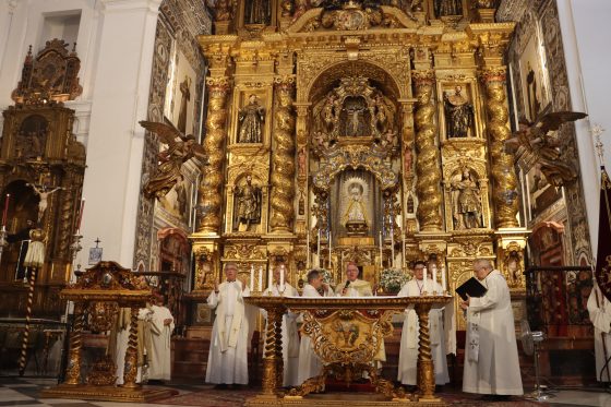 CATÓLICOS EN SEVILLA – El arzobispo bendice el retablo restaurado de la iglesia de los Terceros, un renovado testimonio de fe y belleza