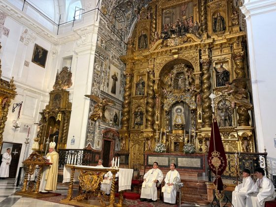 CATÓLICOS EN SEVILLA – El arzobispo bendice el retablo restaurado de Los Terceros