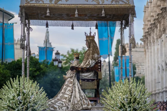 CATÓLICOS EN SEVILLA – La Virgen de los Reyes recupera el histórico terno de su proclamación como Patrona para el 80 aniversario