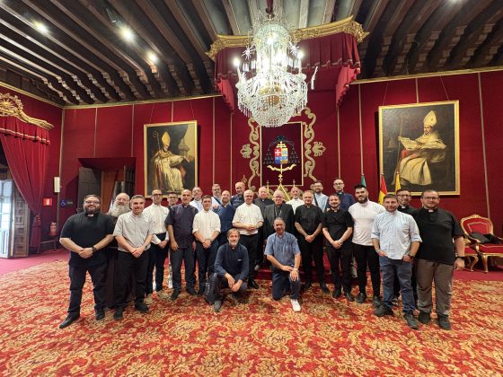 CATÓLICOS EN SEVILLA – El arzobispo de Sevilla recibe a 25 sacerdotes jóvenes de la Archidiócesis de Catania