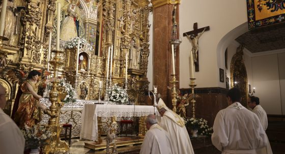 CATÓLICOS EN SEVILLA – Monseñor Saiz insiste en la “fuerza evangelizadora” de la piedad popular ante el nuevo camarín de la Esperanza de Triana