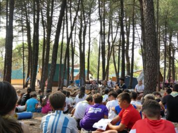 CATÓLICOS EN VALENCIA – Más de medio centenar de niños vive un verano diferente en campamentos de Juniors M.D. gracias a Cáritas Valencia