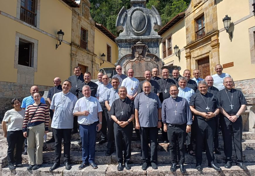 CATÓLICOS EN ÁVILA – Mons. Rico, en el curso de formación permanente para obispos, que se celebra en Covadonga